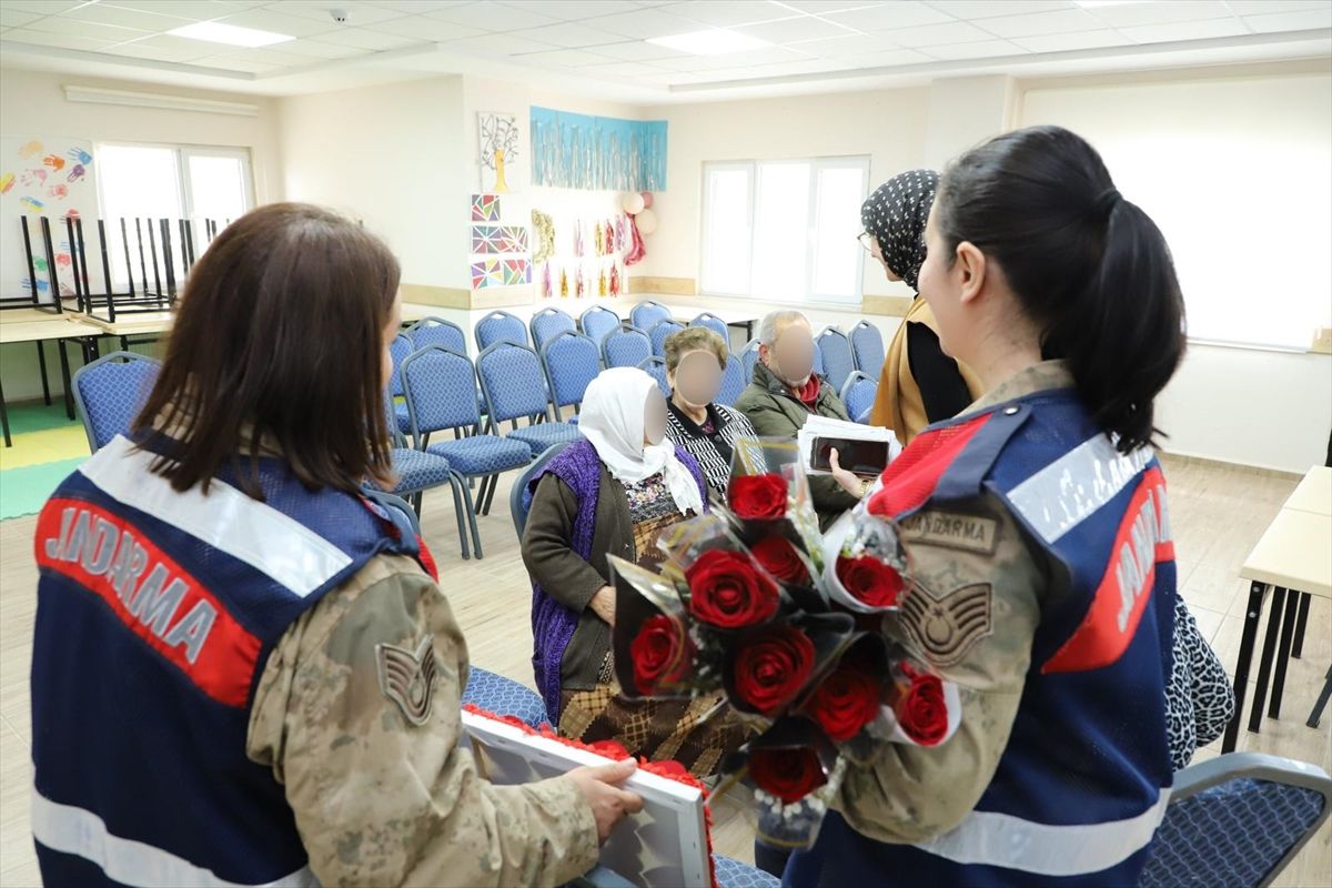 Mardin'de jandarma personeli yaşlıları ziyaret etti