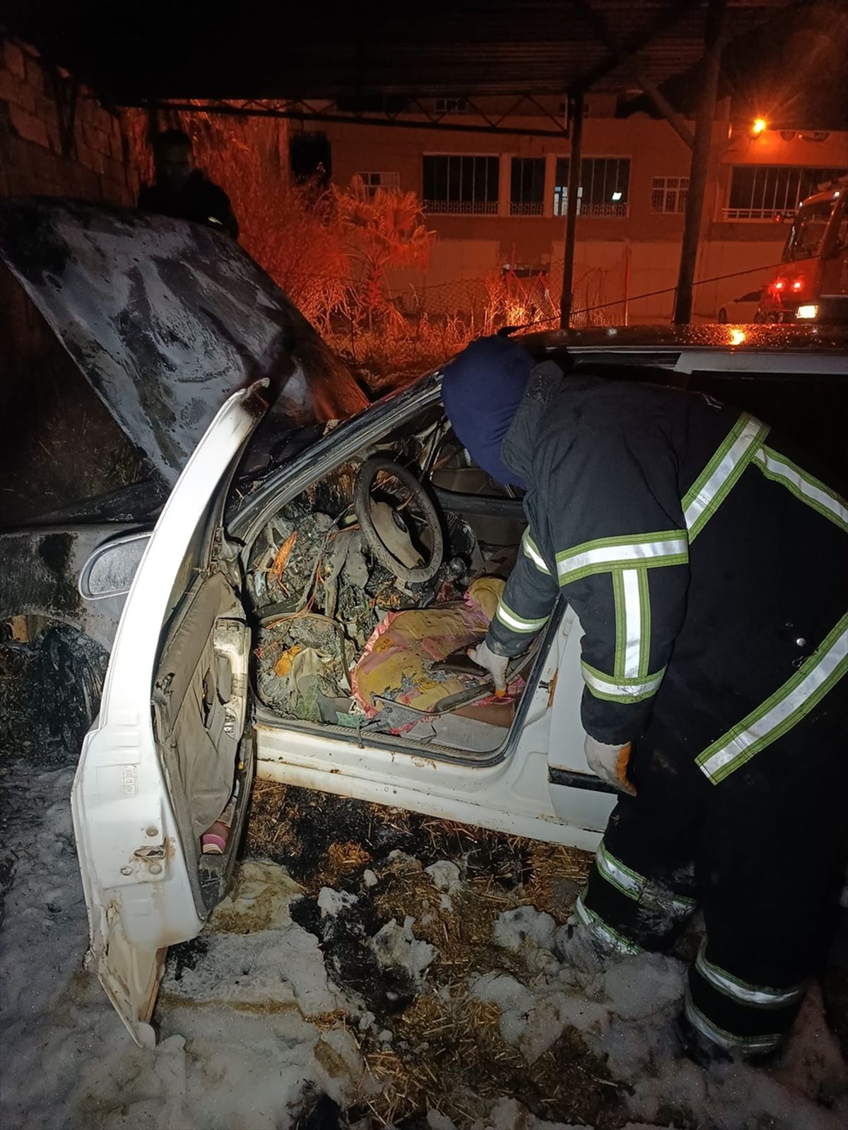 Mardin'de otomobilde çıkan yangın söndürüldü