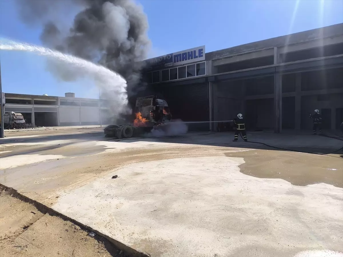 Mardin'de park halindeki tırın çekicisi yandı