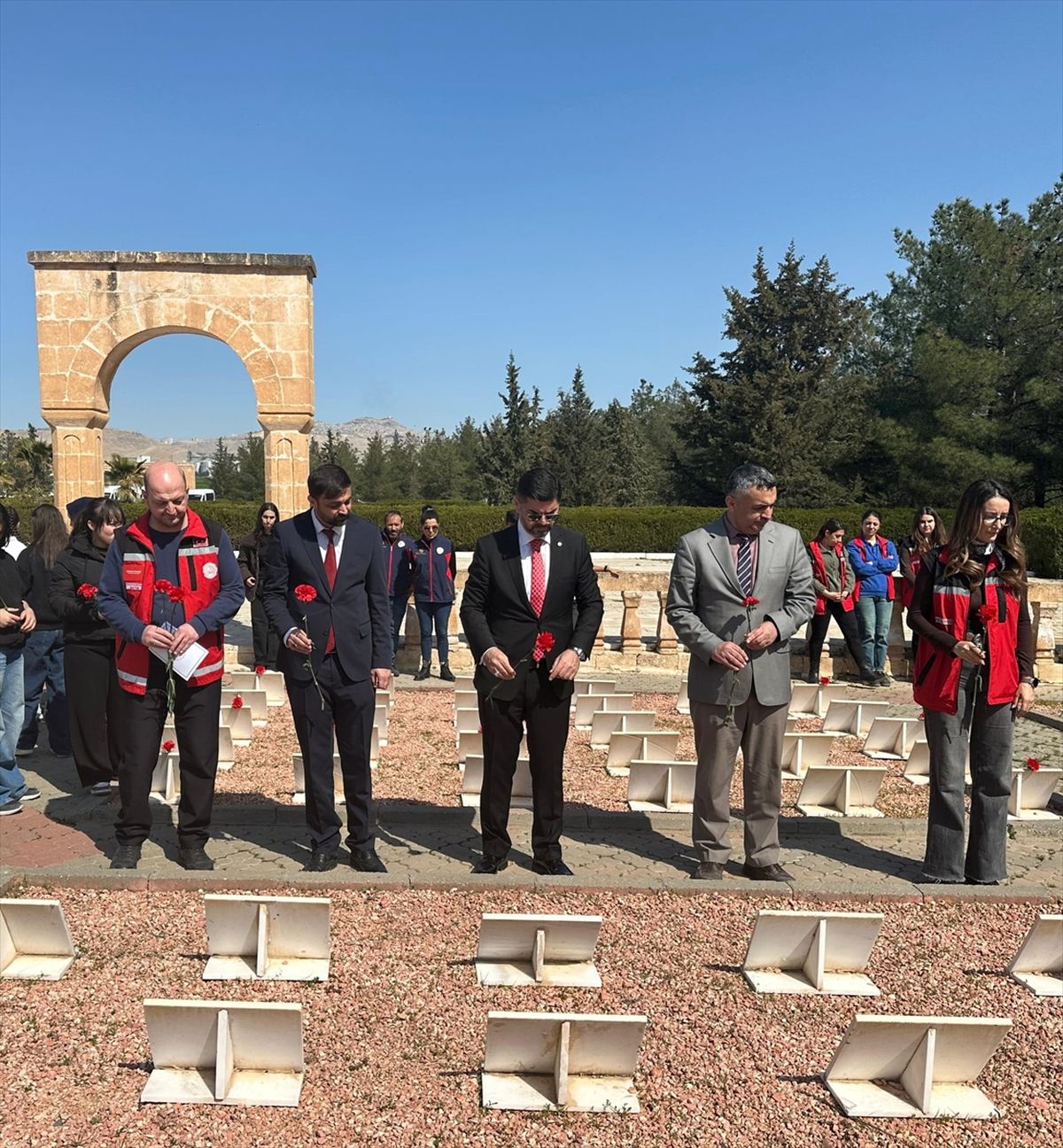 Mardin'de Şehitlikler İçin Temizlik ve Bakım Çalışması