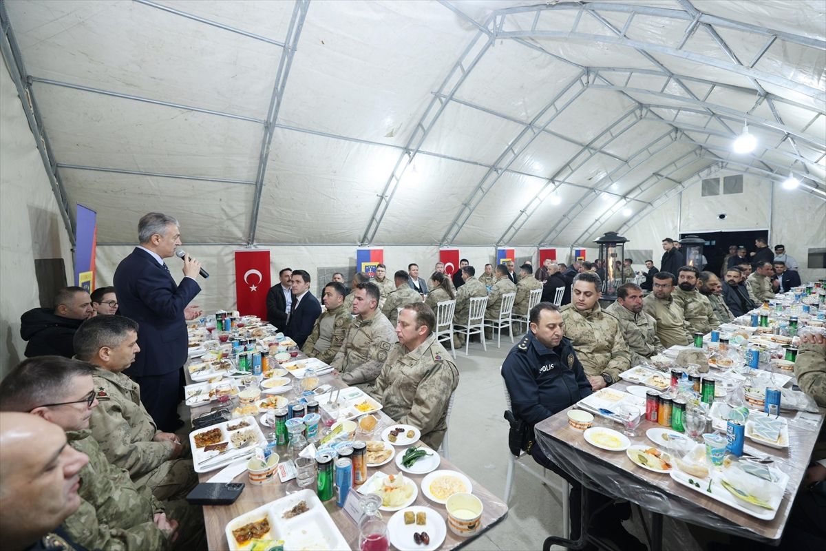 Mardin Valisi Tuncay Akkoyun Nusaybin'de Güvenlik Güçleriyle İftarda Buluştu