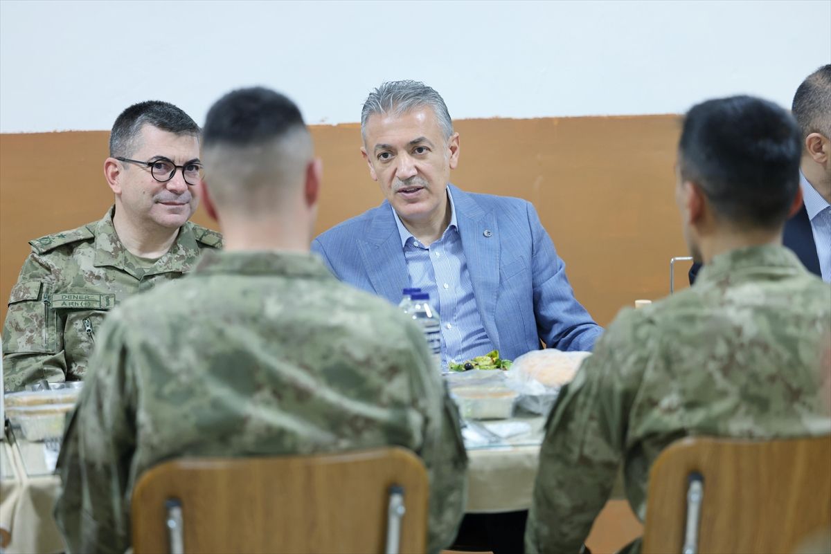 Mardin Valisi ve Büyükşehir Belediye Başkan Vekili Akkoyun askerlerle iftar yaptı