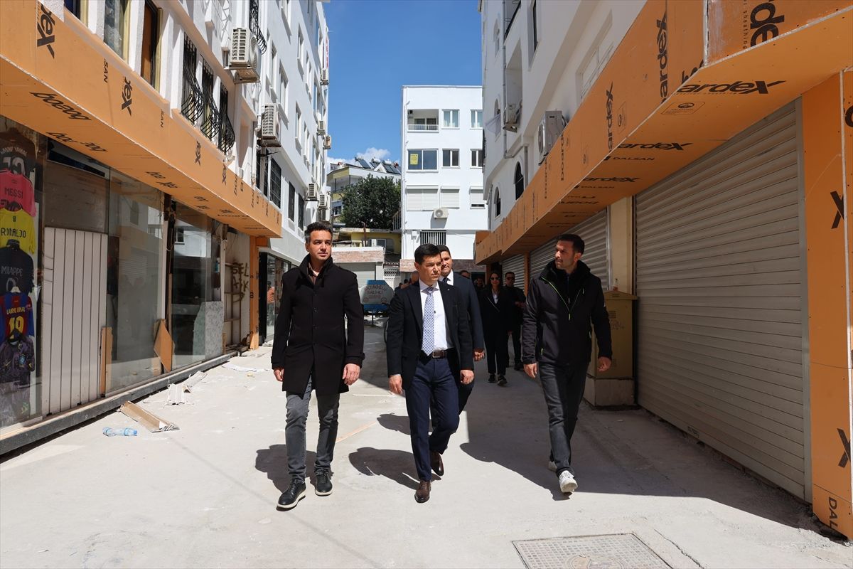 Marmaris Belediye Başkanı Ünlü, çarşı yenileme çalışmalarını inceledi
