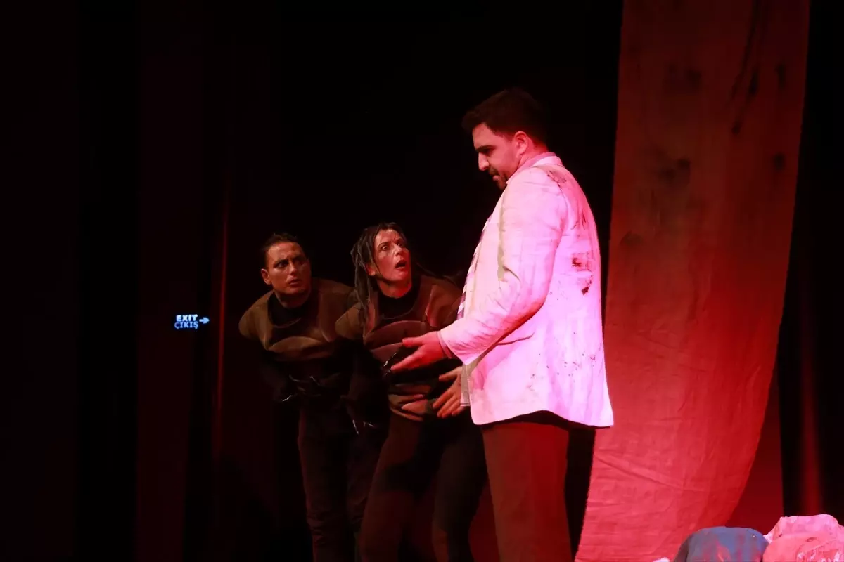 Marmaris Belediye Tiyatrosu ilk oyununu sergiledi