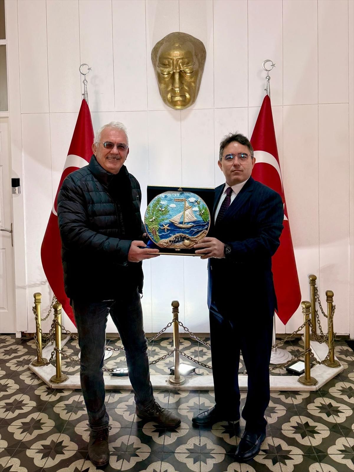 Marmaris Kaymakamı Kaya'dan çevre gönüllüsüne takdir belgesi