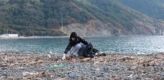 Marmaris'te fırtınanın sahile sürüklediği atıkları gençler topladı