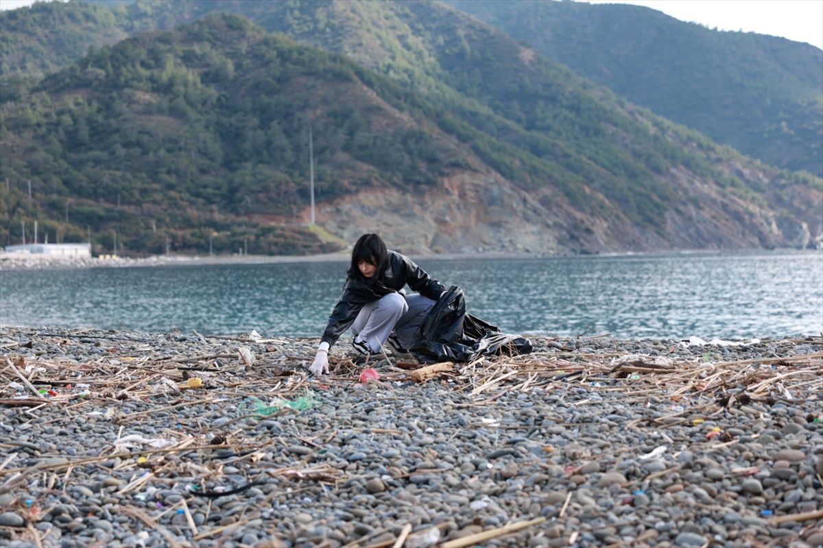 Marmaris'te fırtınanın sahile sürüklediği atıkları gençler topladı