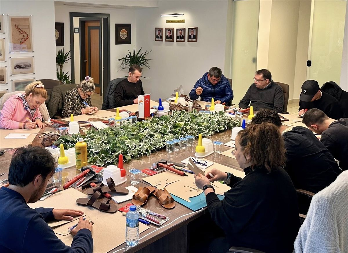 Marmaris'te "Geleneksel Sandalet Eğitimi" başladı