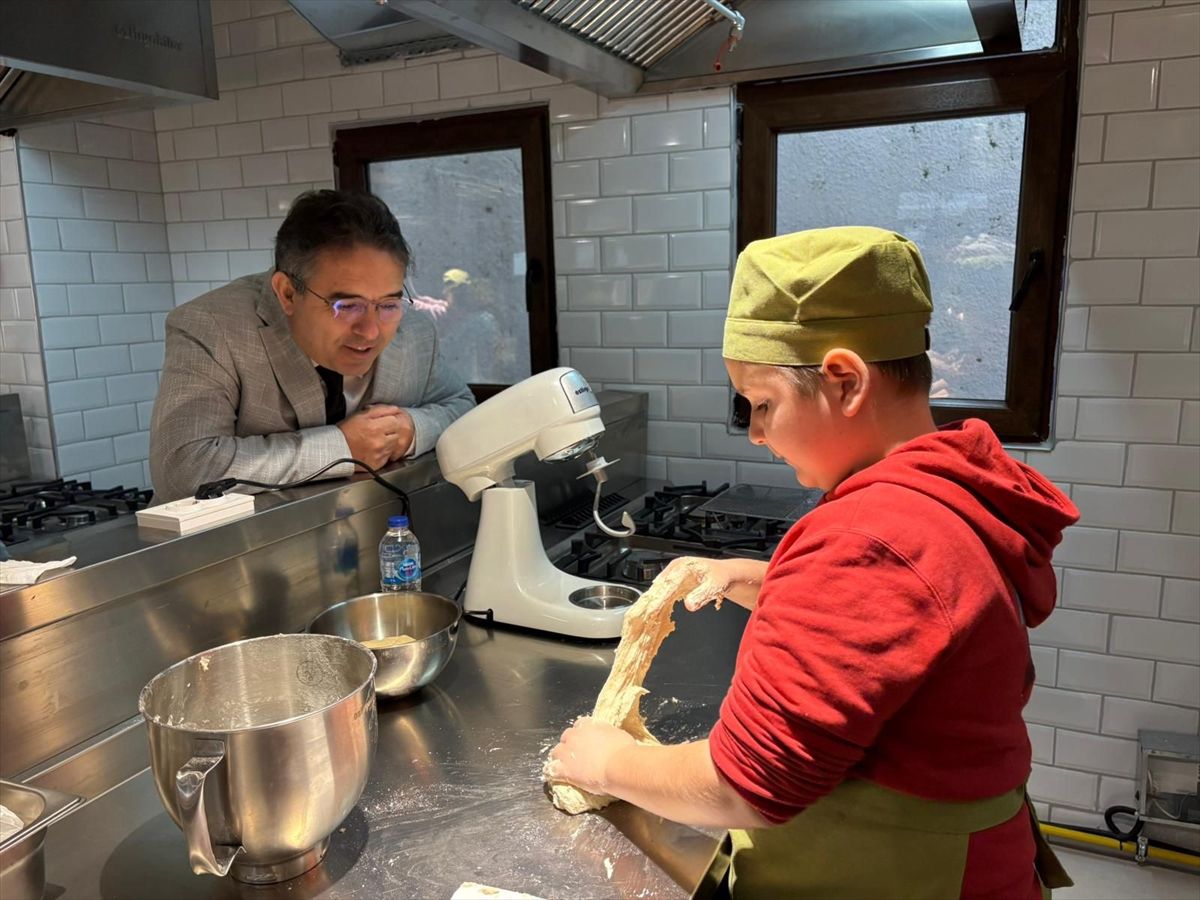 Marmaris'te ilkokul öğrencileri gazi ailesi için ramazan pidesi hazırladı