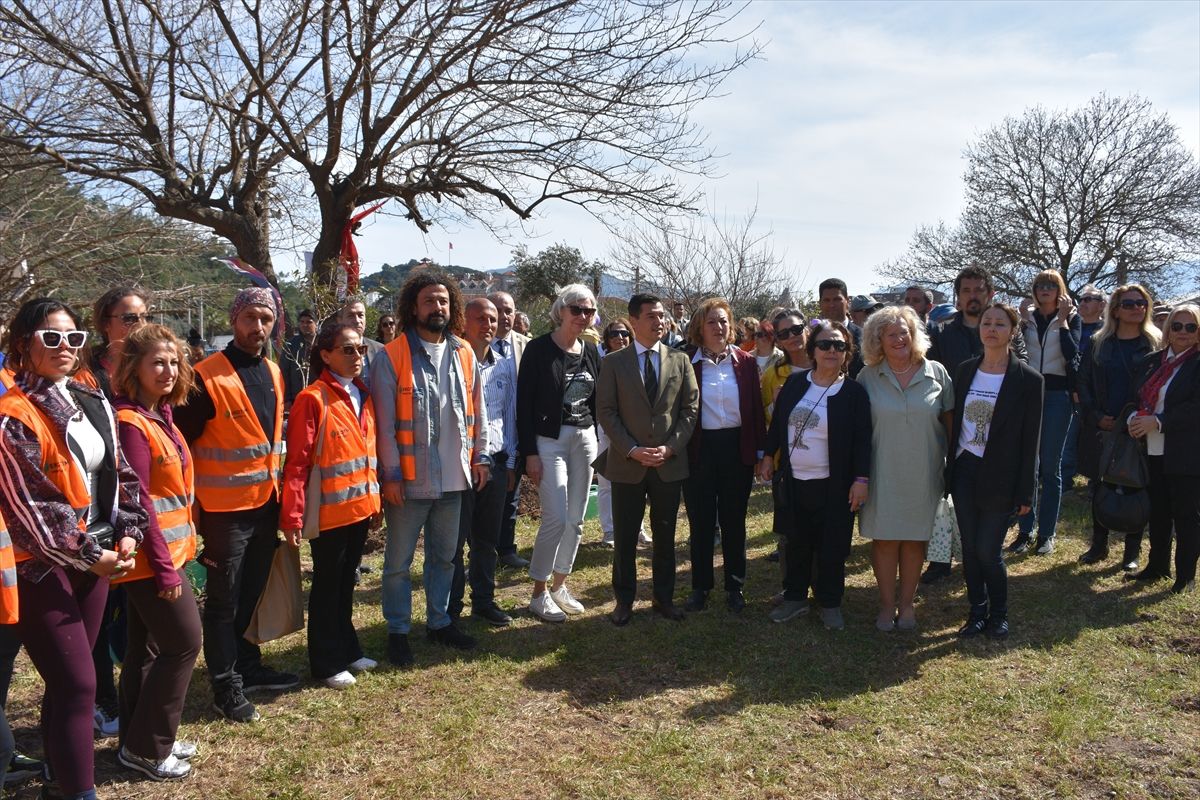 Marmaris'te Türk ve Alman kadınlar barış için zeytin fidanı dikti