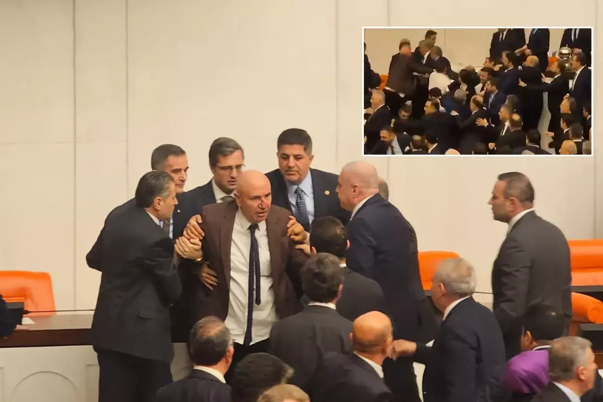 Meclis’te CHP’li vekiller kürsüyü işgal etti, yumruklu kavga çıktı