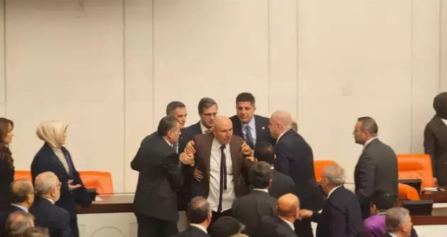 Meclis'te kavga SON DAKİKA! Meclis'te neden kavga çıktı? AK Parti ve CHP'li vekiller neden kavga etti?