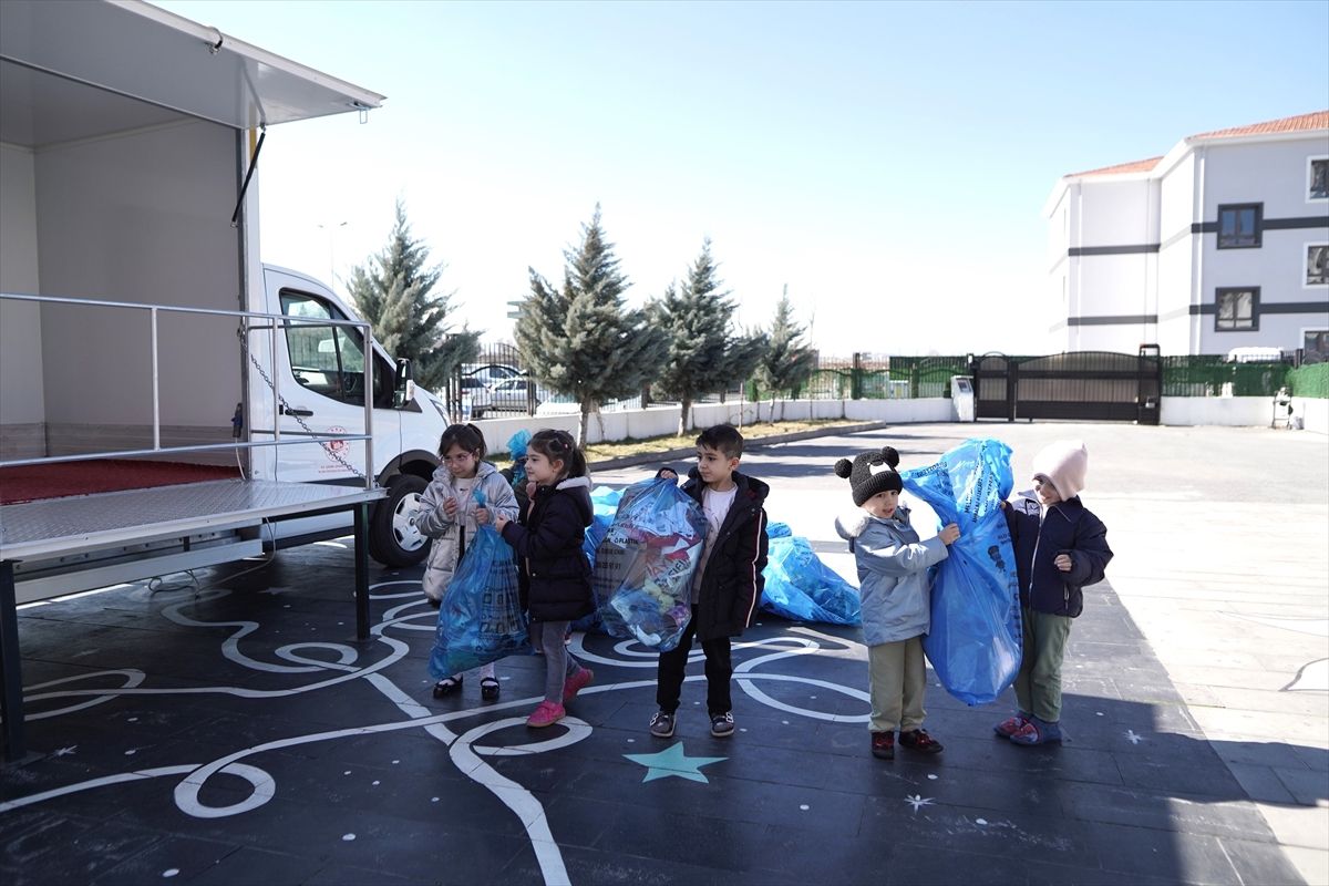 Melikgazi Belediyesi 'Mobil Sıfır Atık Toplama ve Eğitim Aracı'yla okullarda öğrencilere eğitim veriyor