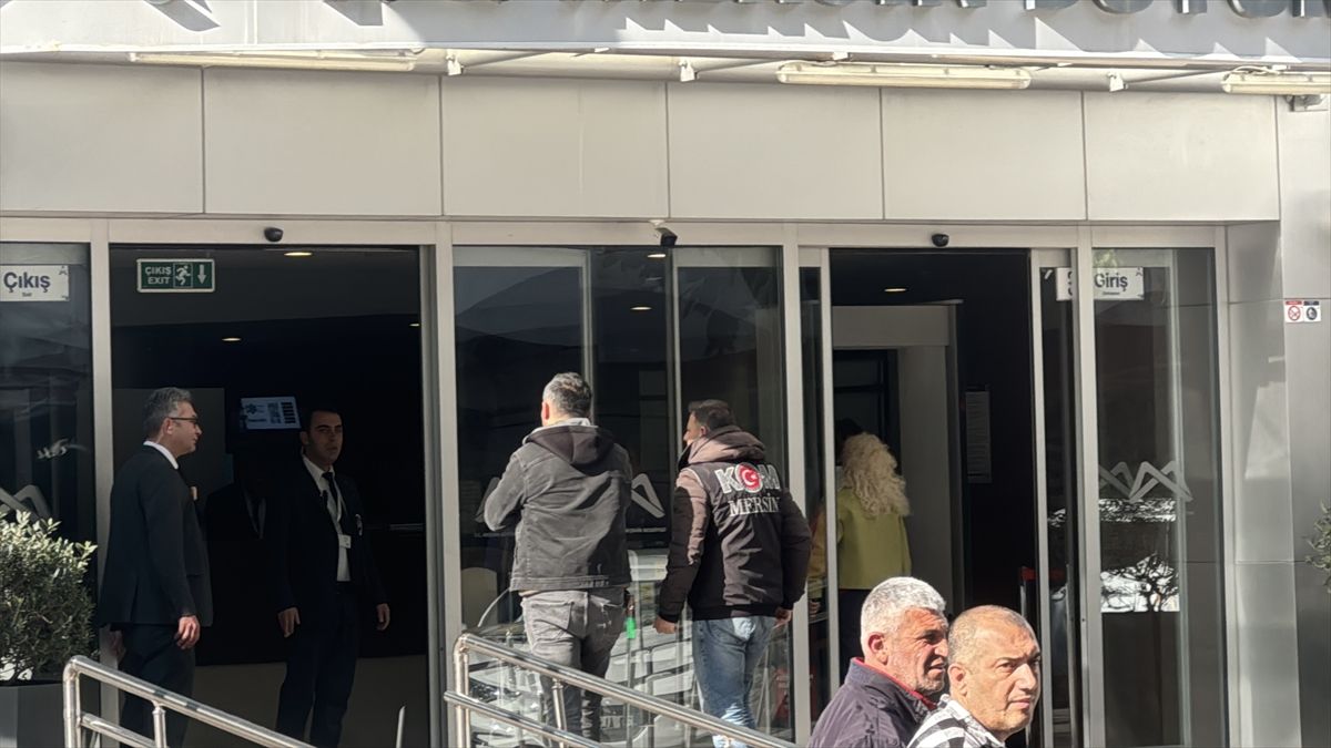 Mersin Büyükşehir Belediyesinde "ihaleye fesat karıştırma" iddiasıyla polis ekiplerince arama yapılıyor