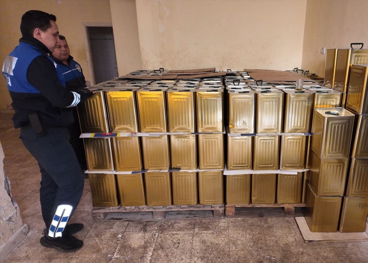 Mersin'de 4,5 ton sahte zeytinyağı ele geçirildi