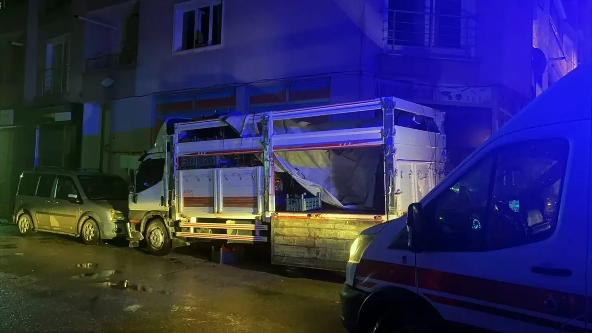 Mersin'de 4'üncü kattan kamyonet kasasına düşen çocuk ağır yaralandı