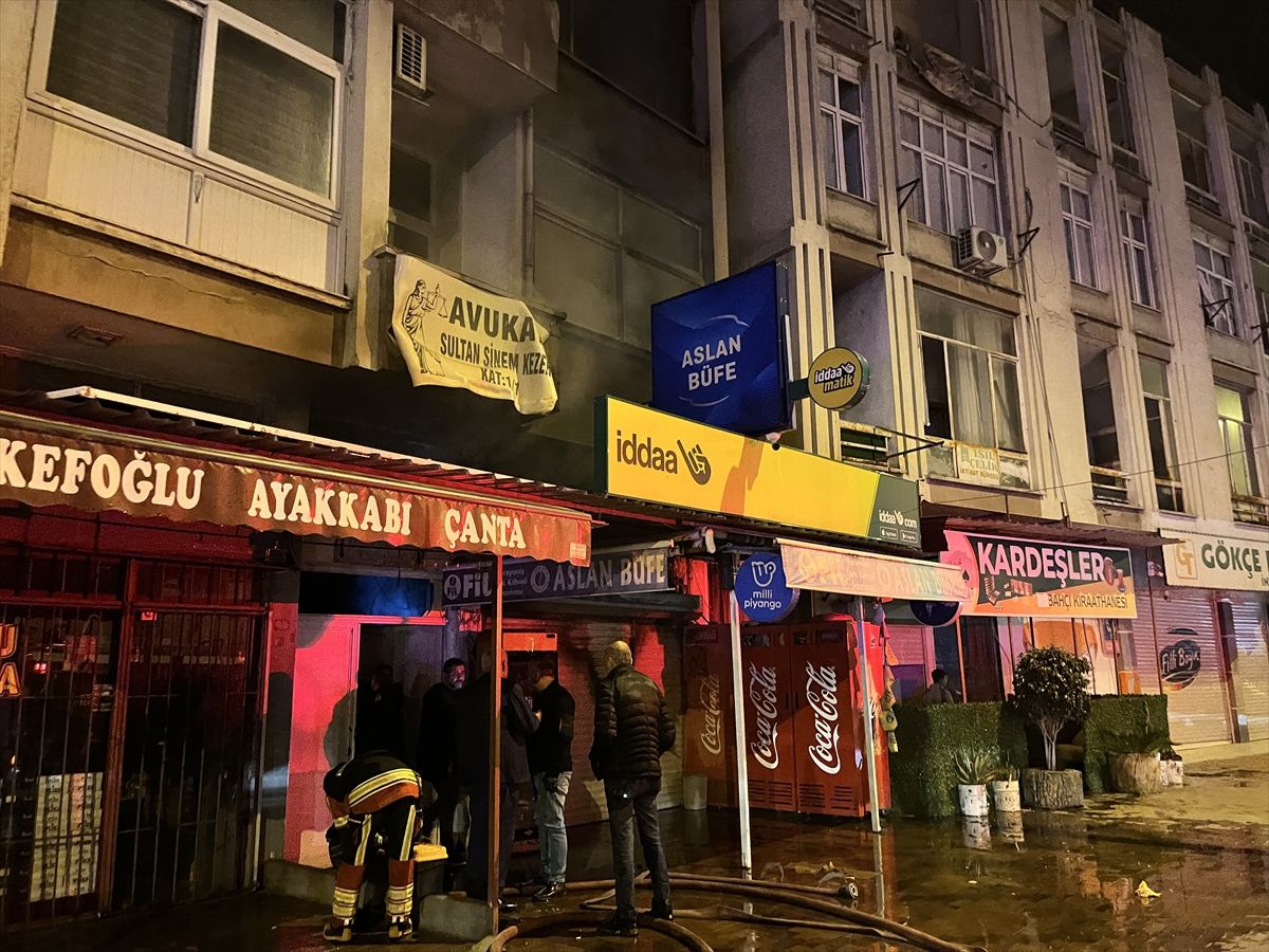 Mersin'de büfede çıkan yangın hasara neden oldu