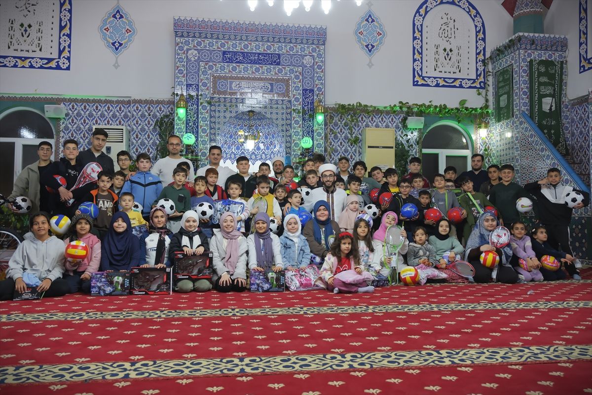 Mersin'de 'Camide çocuk sesi, ramazan neşesi' projesi kapsamında 250 çocuğa ödül verildi