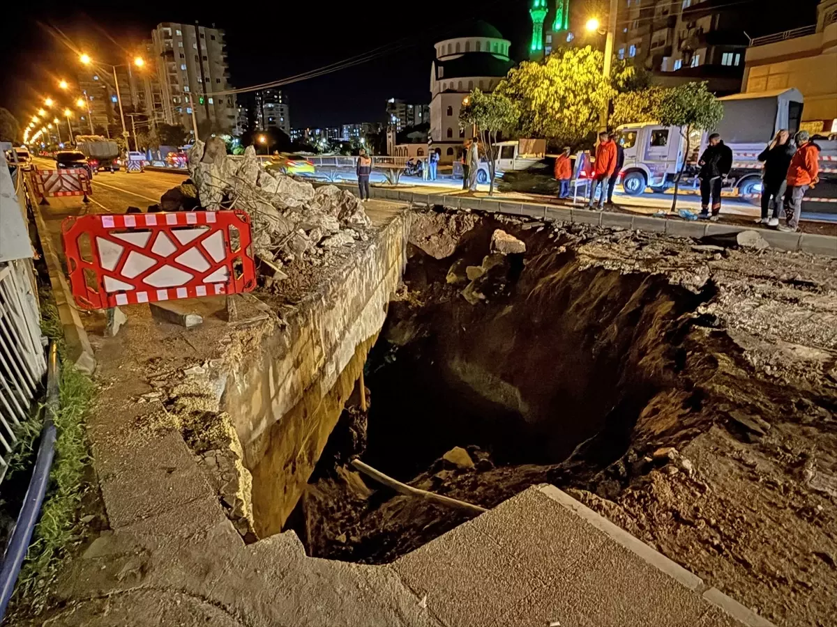 Mersin'de dere üstündeki köprünün bir kısmı çöktü