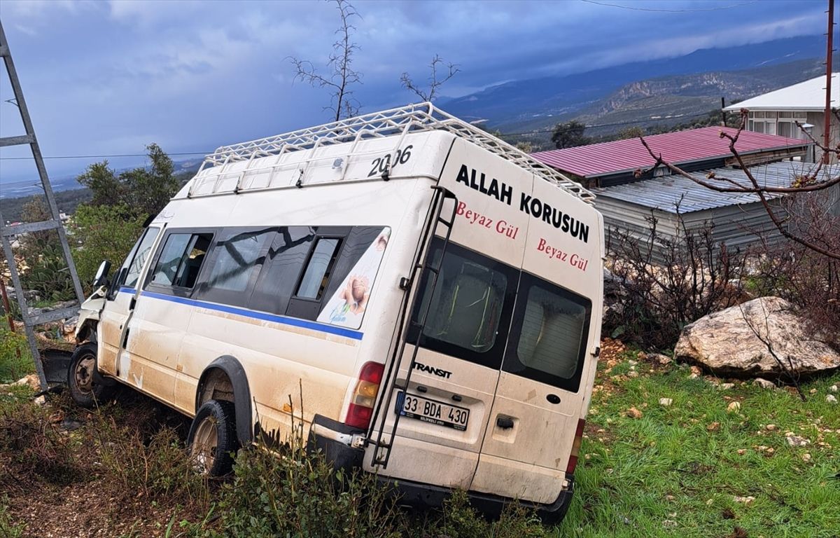 Mersin'de elektrik direğine çarpan işçi servisindeki 4 kişi yaralandı