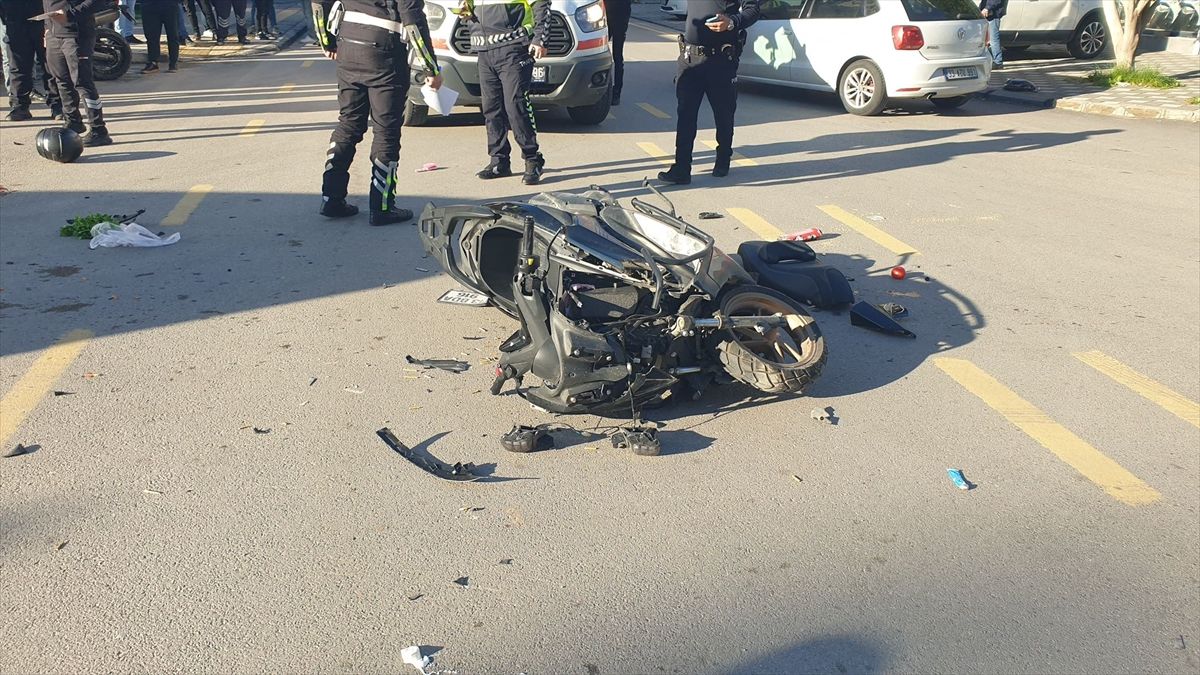 Mersin'de hafif ticari araçla çarpışan motosikletteki 1 kişi öldü, 1 kişi yaralandı