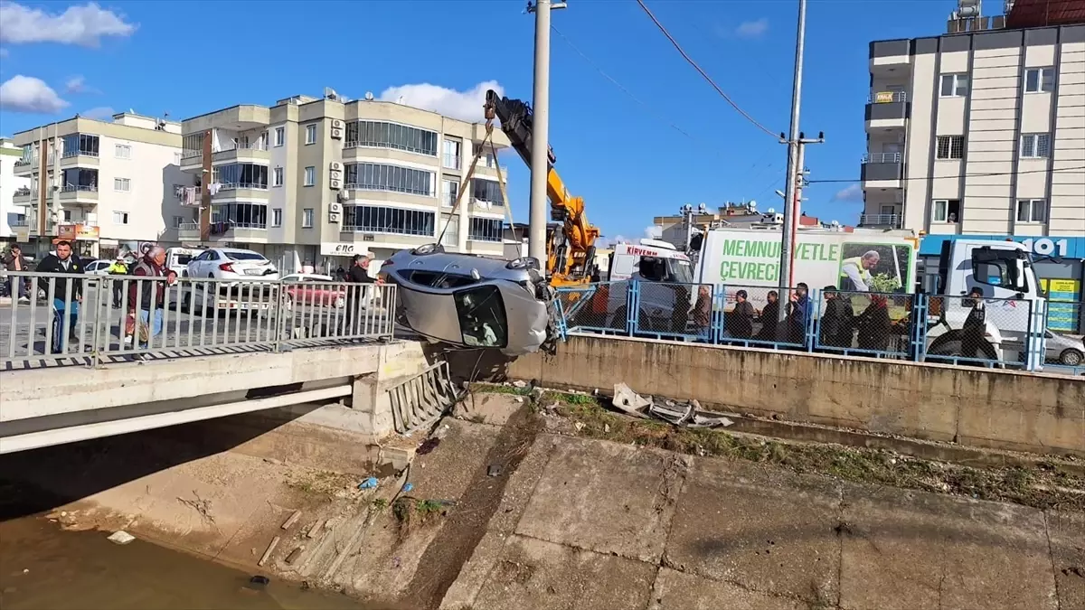 Mersin'de iki otomobilin çarpıştığı kazada 6 kişi yaralandı