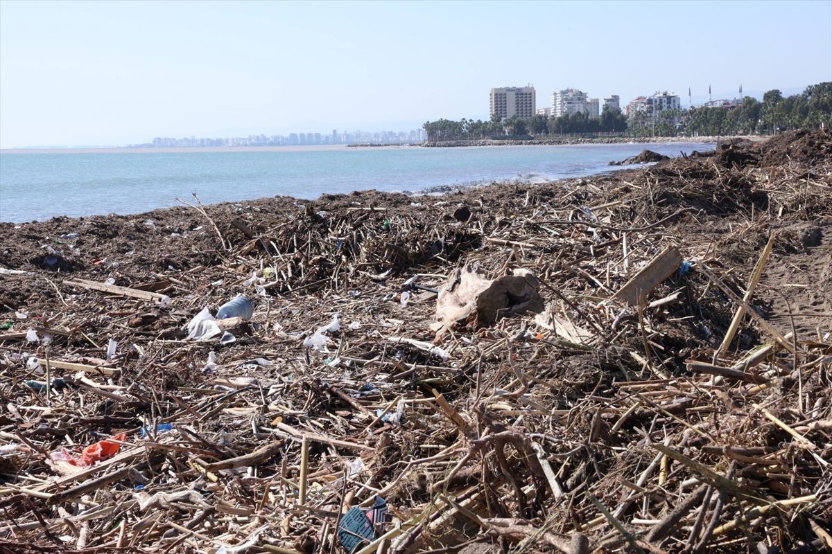 Mersin'de sağanağın etkisiyle balçık biriken Millet Bahçesi sahili temizliyor