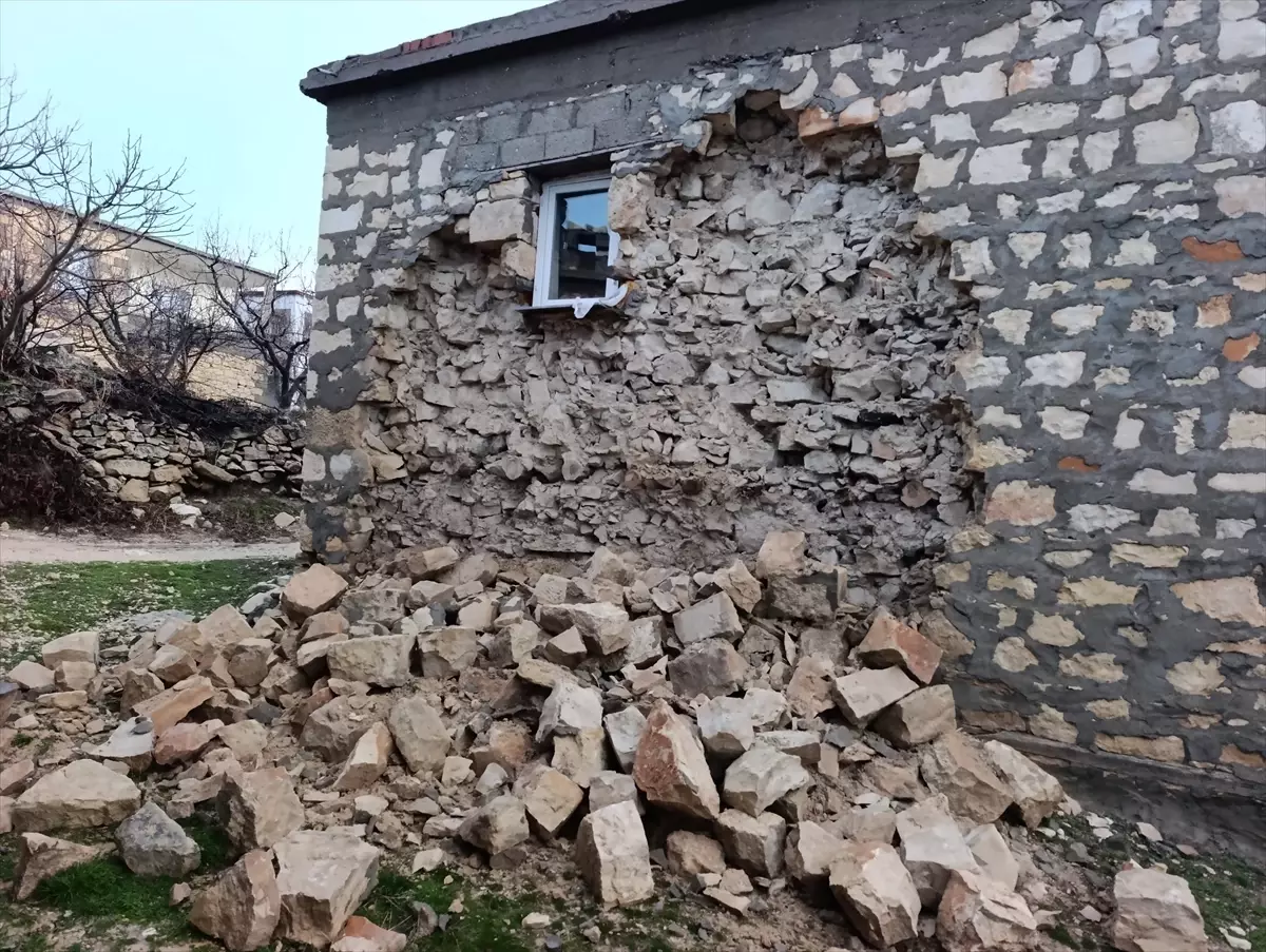 Mersin'de sağanaktan etkilenen alanlarda temizlik çalışması sürüyor