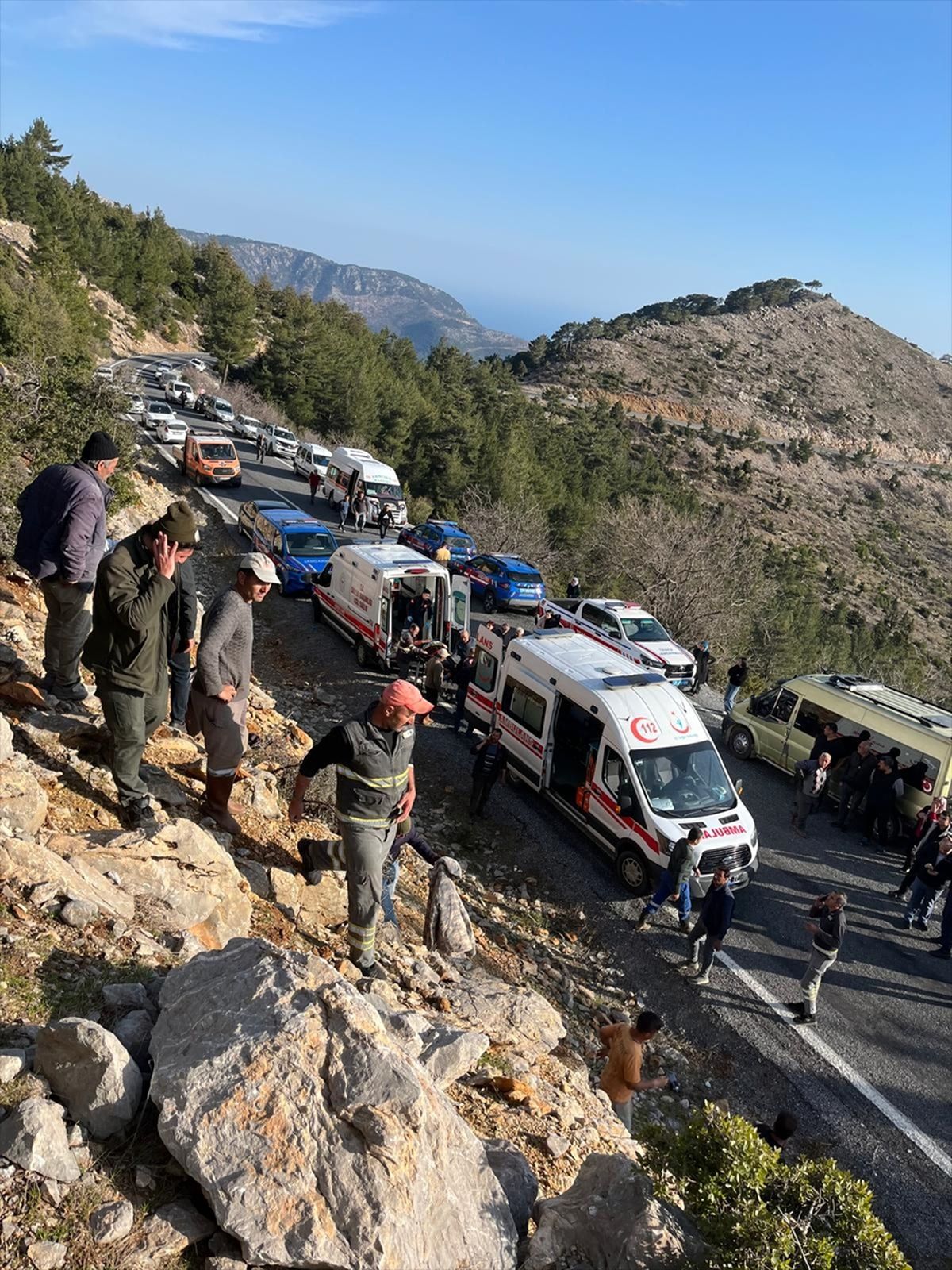 Mersin'de tarım işçilerini taşıyan minibüsün şarampole yuvarlanması sonucu 2 kişi öldü, 12 kişi yaralandı