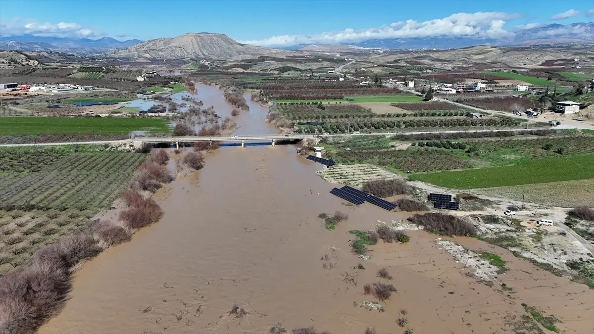 Mersin'deki Göksu Irmağı'nın artan debisi tarım alanlarına zarar verdi