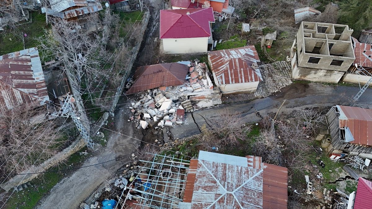 Mersin'deki heyelanda ilk incelemede 65 evin hasar gördüğü tespit edildi