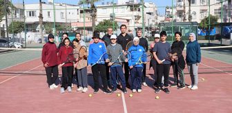 Mersin'in Akdeniz ilçesinde gençler için tenis kursu veriliyor