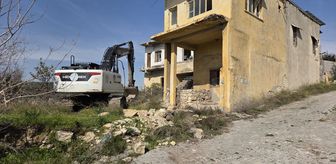 Mersin'in Akdeniz ilçesinde iki katlı metruk bina kontrollü şekilde yıkıldı