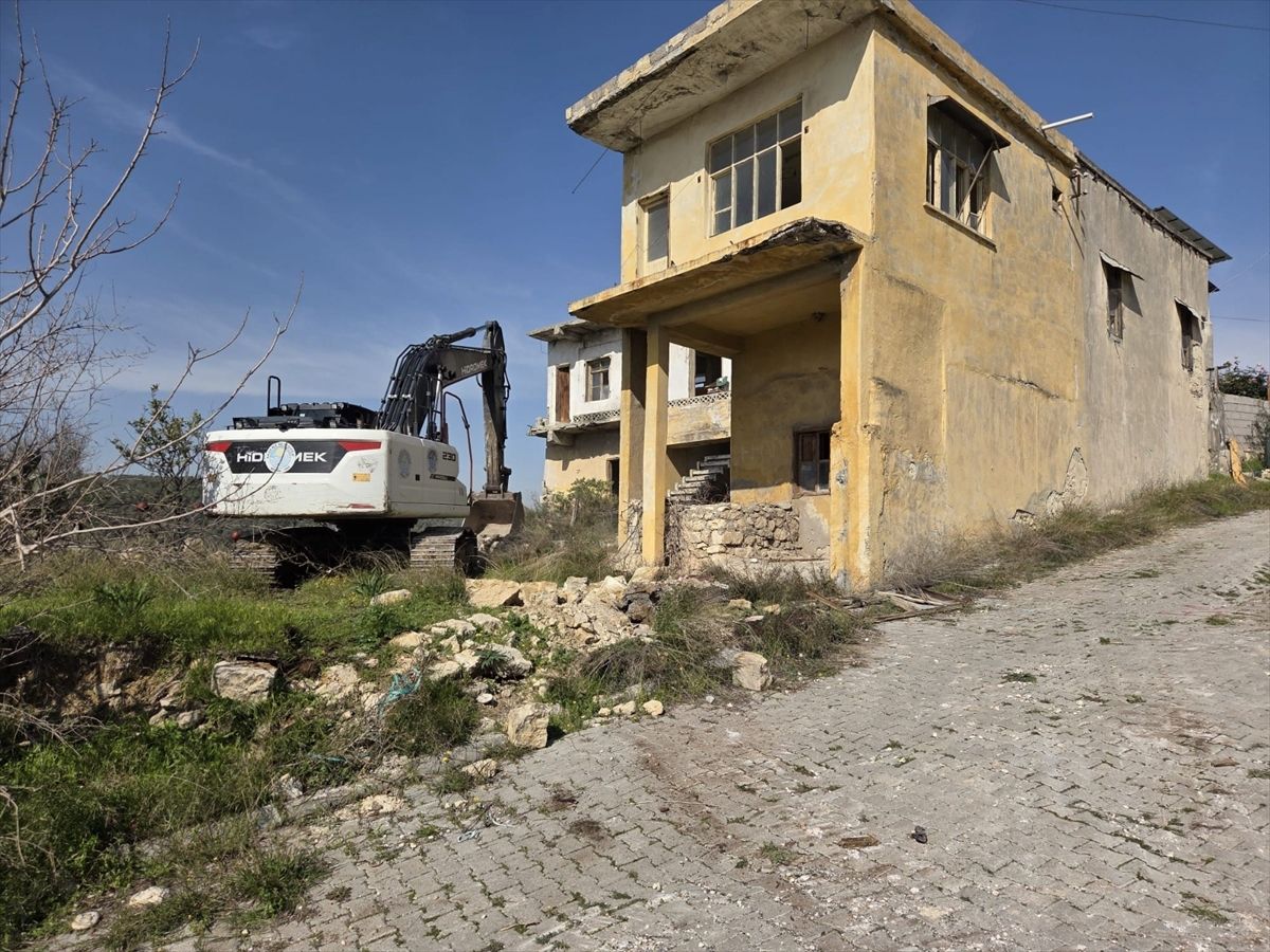Mersin'in Akdeniz ilçesinde iki katlı metruk bina kontrollü şekilde yıkıldı