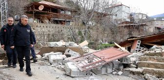 Mersin Valisi Atilla Toros, Mezitli ilçesinde heyelandan etkilenen mahalleyi inceledi