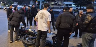 Merzifon'da hafif ticari araçla çarpışan motosikletteki 2 kişi yaralandı