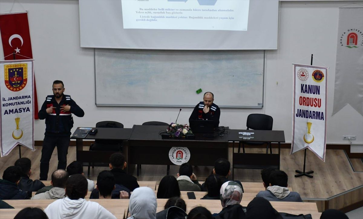 Merzifon'da üniversite öğrencileri jandarma ekiplerince bilgilendirildi