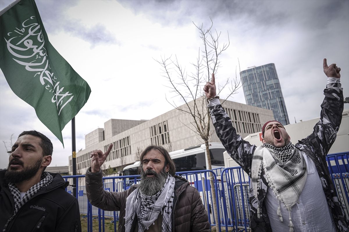 Mescid-i Aksa'nın kapatılması ve İran'a yönelik saldırılar ABD Büyükelçiliği önünde protesto edildi
