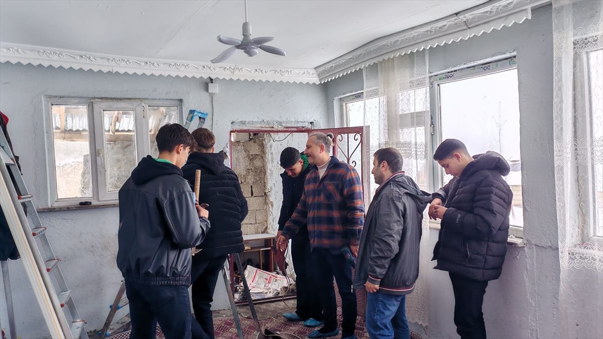 Meslek liseliler kırsaldaki yaşlı ve ihtiyaç sahiplerinin evlerine 'ışık' oluyor
