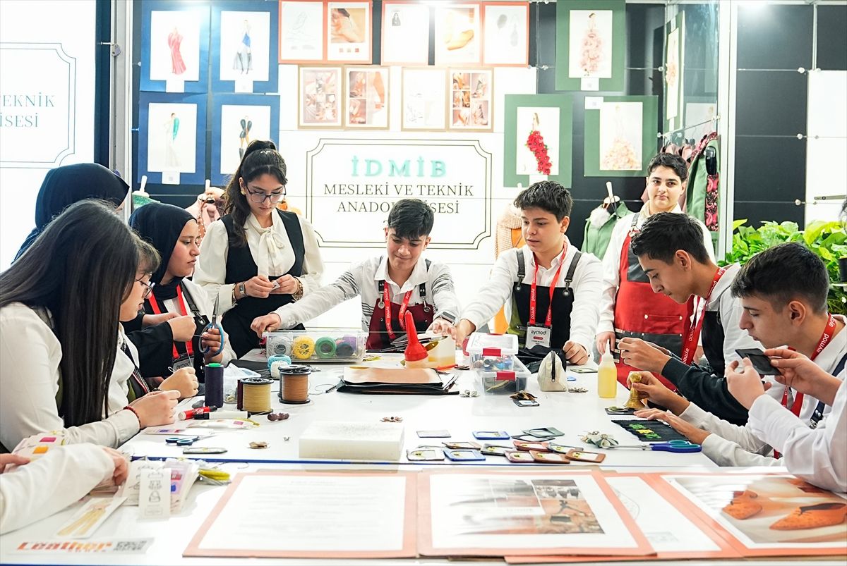Meslek lisesi öğrencileri, geleneksel ve çağdaş tasarımı buluşturan koleksiyonla uluslararası ayakkabı fuarına katıldı