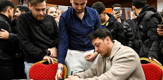 Mesut Özil, Avcılar'daki iftar programında gençlerle buluştu