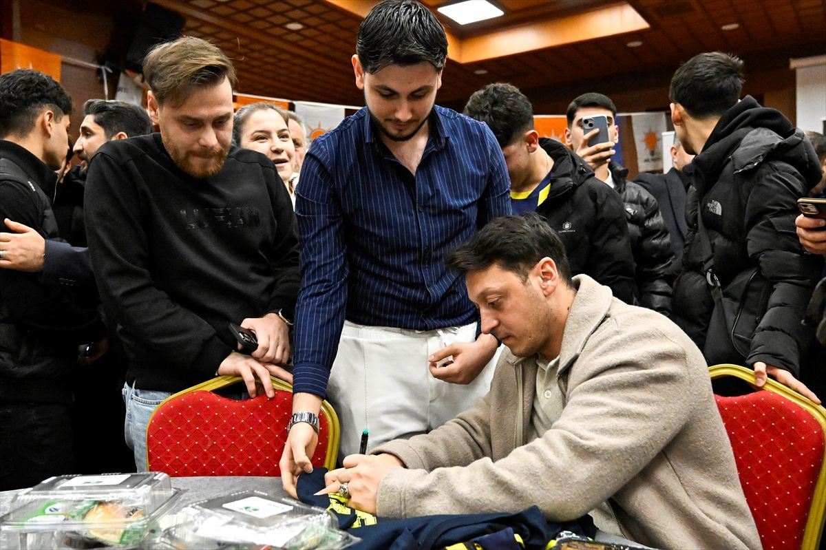 Mesut Özil, Avcılar'daki iftar programında gençlerle buluştu