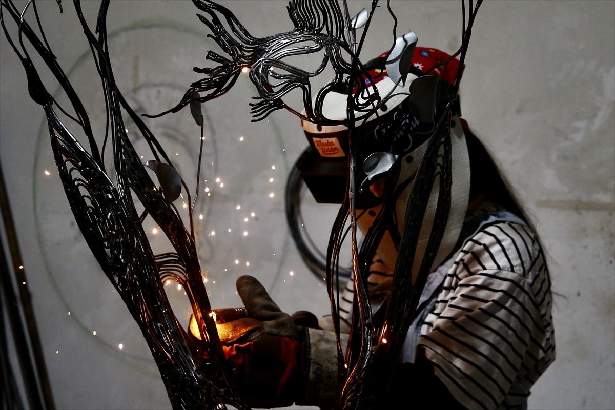 Metal parçalar kadın gücüyle sanat eserine dönüşüyor