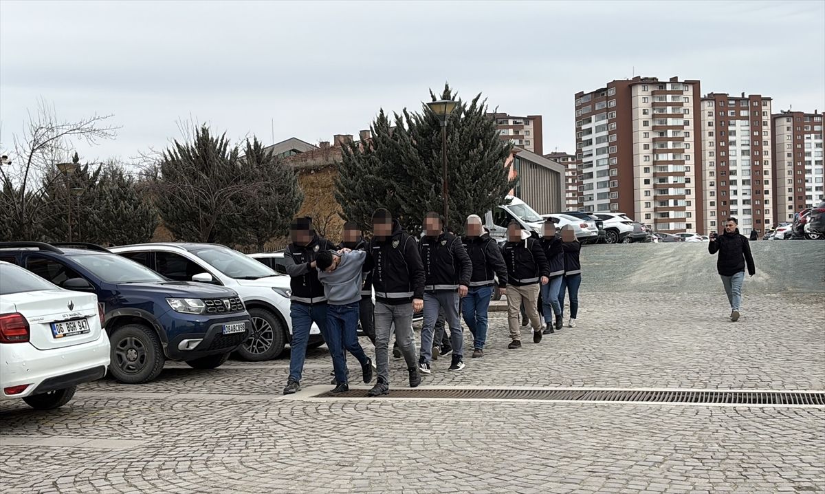 Midesinde Türkiye'ye uyuşturucu sokan zanlıyla bu kişiye yardım eden 5 kişi yakalandı