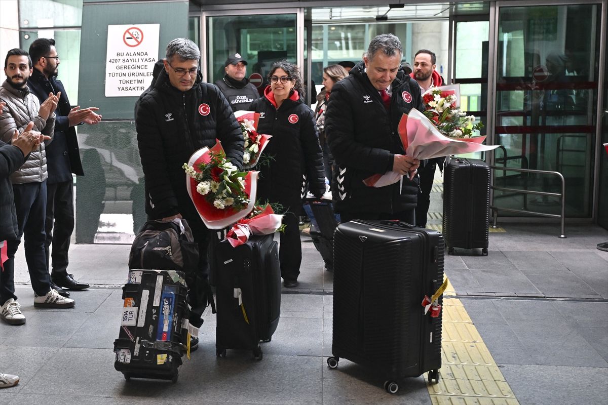 Milli atıcılar, Ankara'da çiçeklerle karşılandı