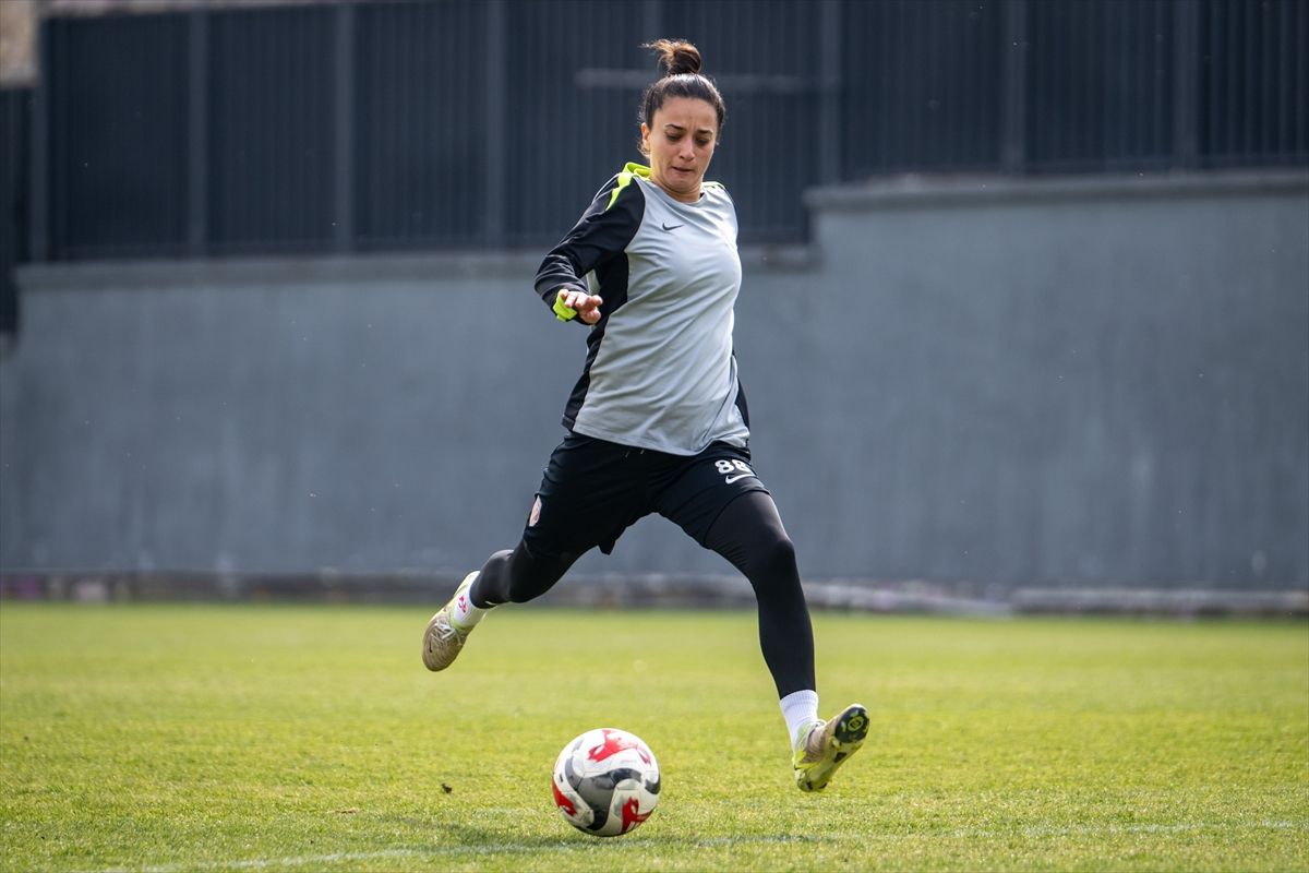 Milli futbolcu Emine Ecem Esen'den kadınlara 'vazgeçmeyin' mesajı Açıklaması
