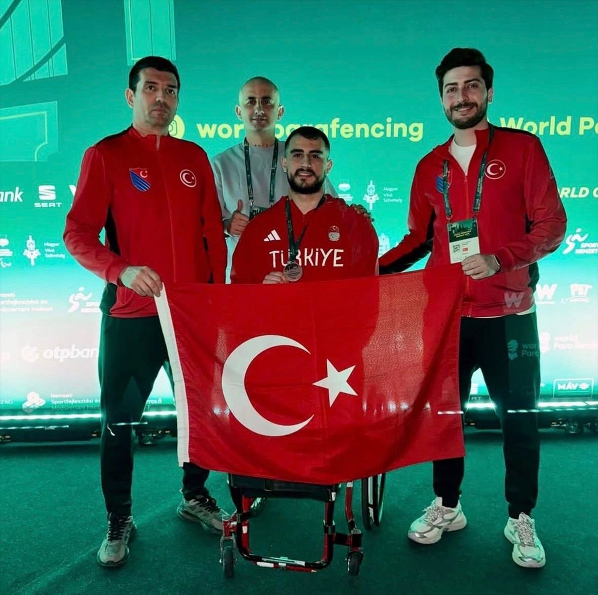 Milli para eskrimci Hakan Akkaya, Dünya Kupası'nda gümüş madalya aldı