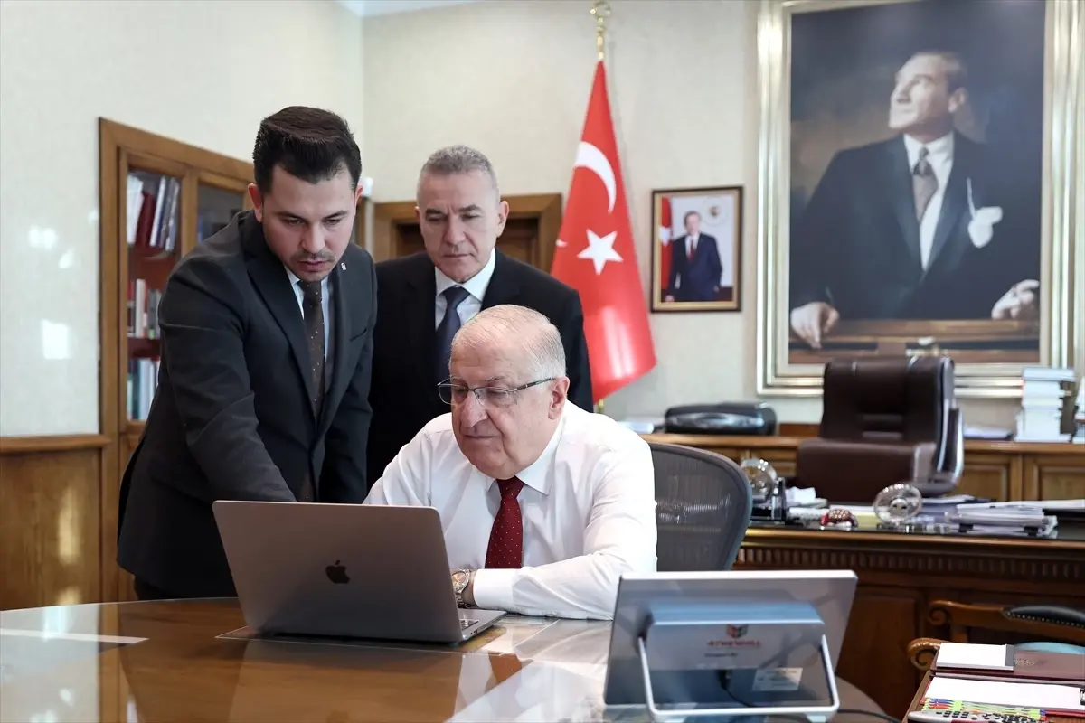 Milli Savunma Bakanı Güler, AA'nın "Yılın Kareleri" oylamasına katıldı