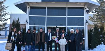 Milli sürat patenci İlyas Karadağ memleketi Erzurum'da çiçeklerle karşılandı