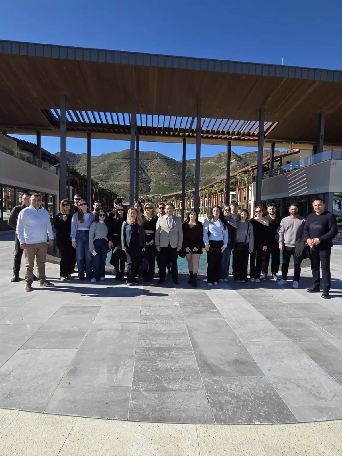 Mimarlık fakültesi öğrencileri İş Marmaris Eğitim ve Dinlenme Tesisi'ni inceledi